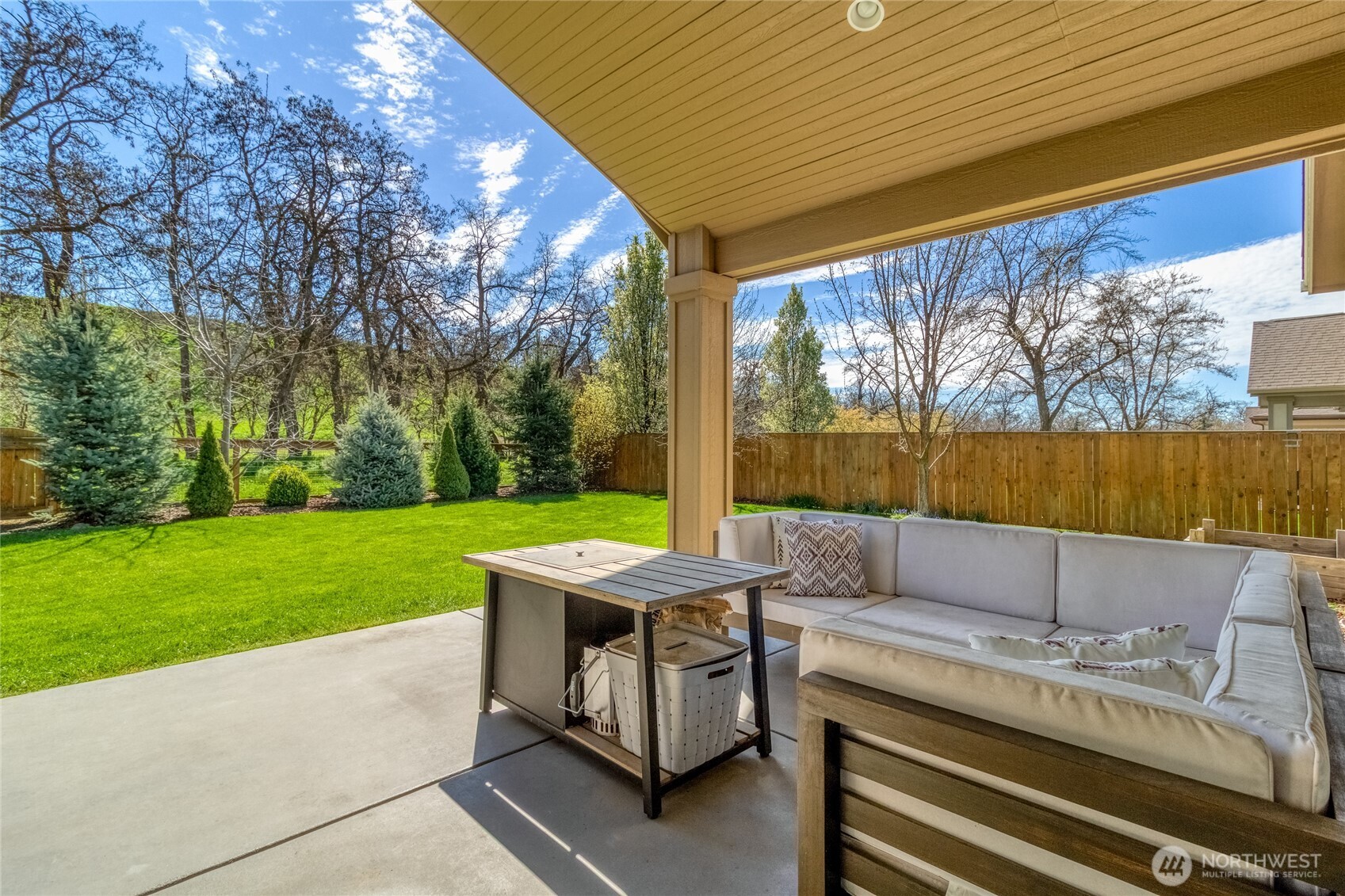 341 Reserve Way Walla Walla, WA 99362 - Photo 30 of 40 a view of a patio with couches under an umbrella