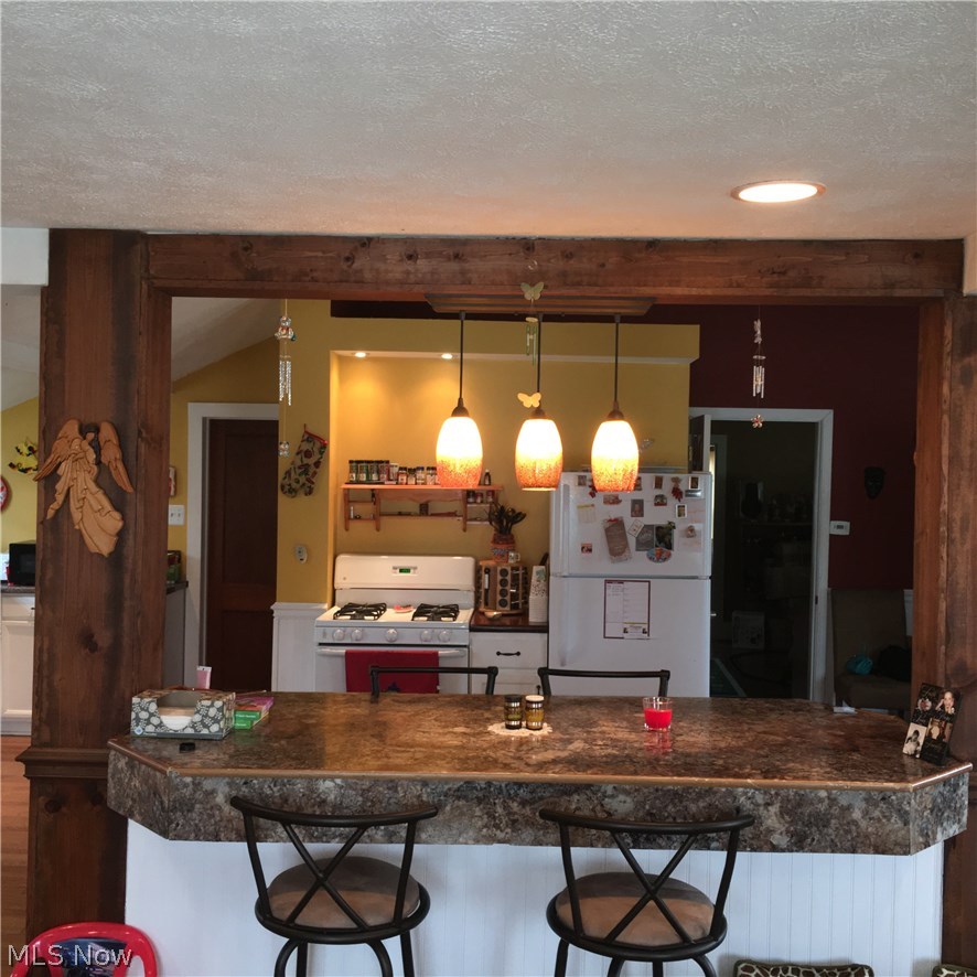 1207 Lake Road Conneaut, OH 44030 - Photo 10 of 33 Breakfast Bar