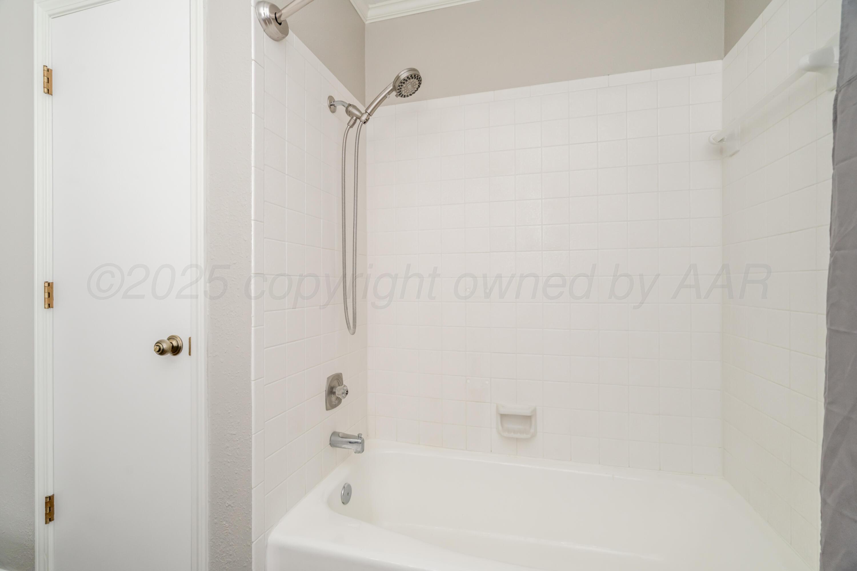 6106 Belpree Road Amarillo, TX 79106 - Photo 30 of 33 a bathroom with a bathtub