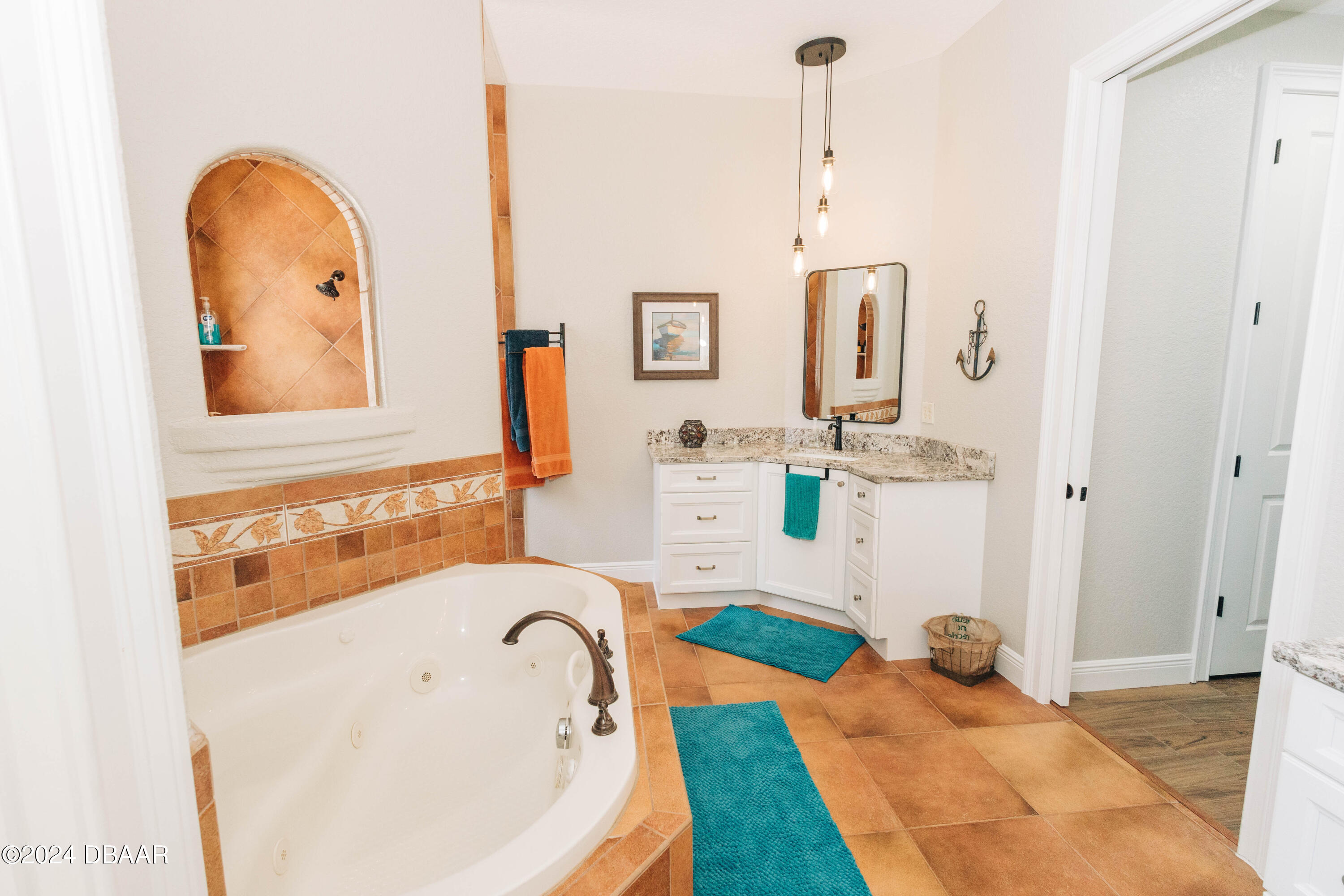 175 Whitcomb Drive Geneva, FL 32732 - Photo 11 of 91 a bathroom with a tub sink and mirror
