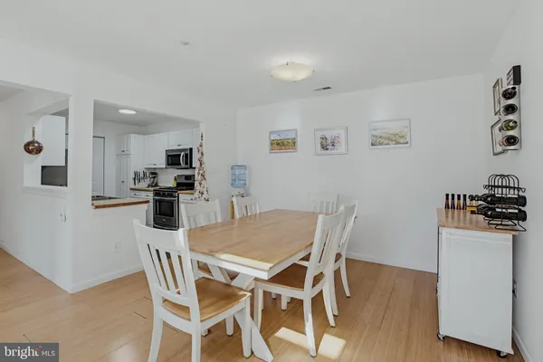 $425,000 | 10007 Vanderbilt Circle, Unit 12, Rockville, MD 20850