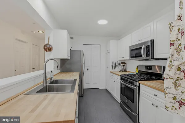$425,000 | 10007 Vanderbilt Circle, Unit 12, Rockville, MD 20850