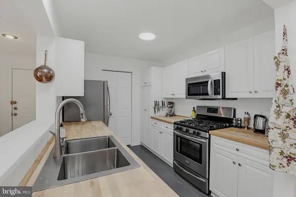 $425,000 | 10007 Vanderbilt Circle, Unit 12, Rockville, MD 20850