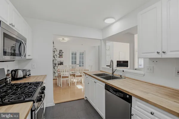 $425,000 | 10007 Vanderbilt Circle, Unit 12, Rockville, MD 20850