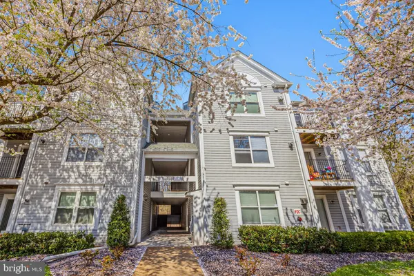 $425,000 | 10007 Vanderbilt Circle, Unit 12, Rockville, MD 20850