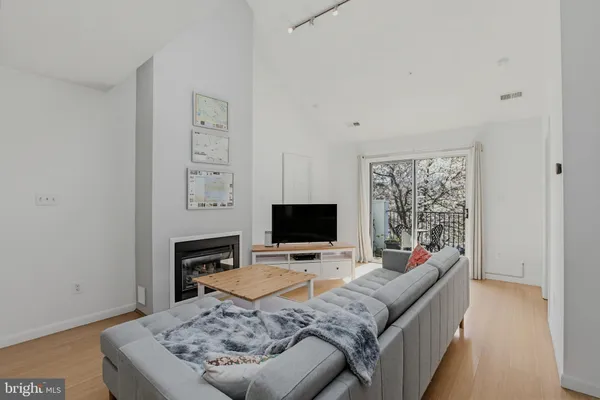 $425,000 | 10007 Vanderbilt Circle, Unit 12, Rockville, MD 20850