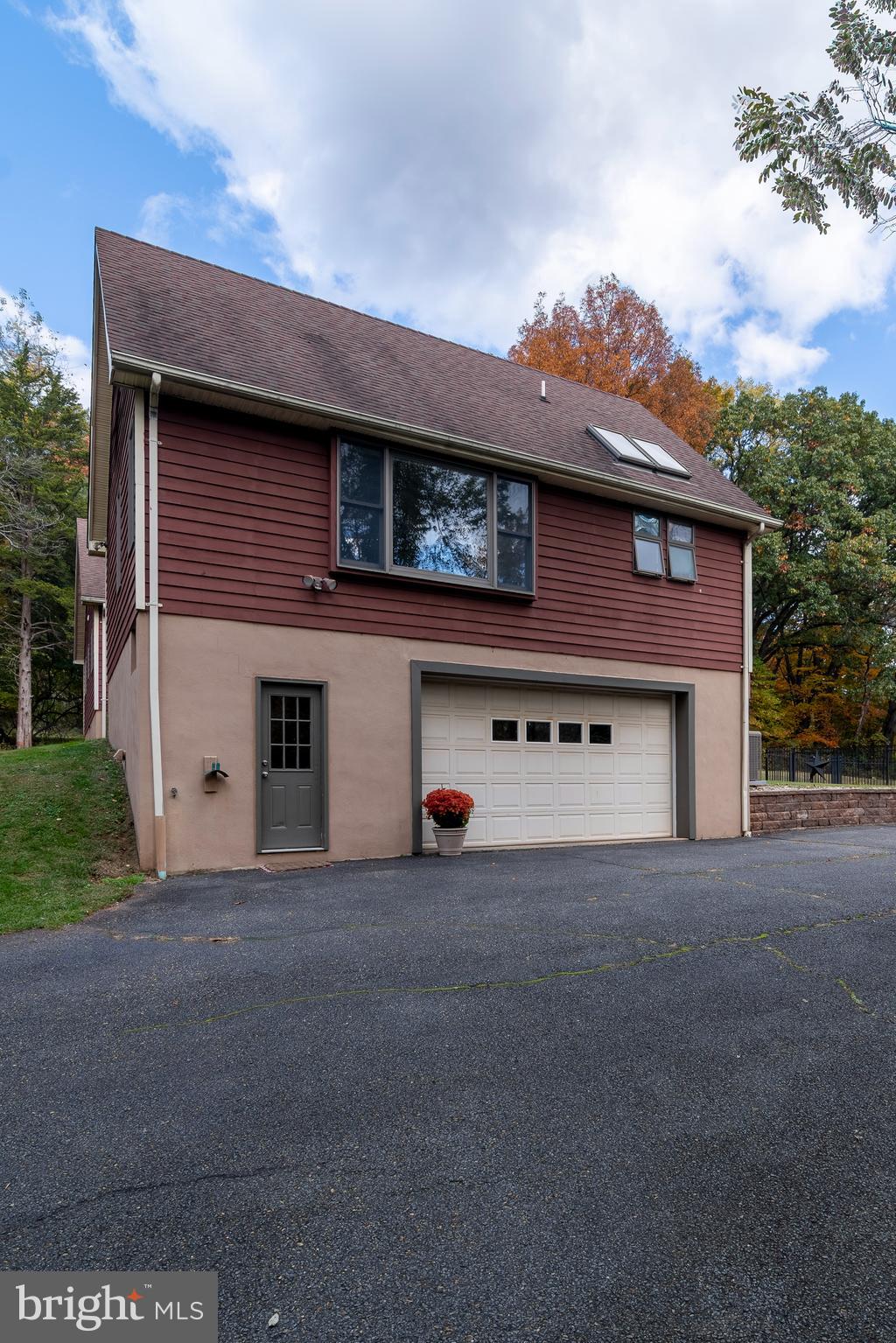 9 Wayside Lane Lebanon, NJ 08833 - Photo 2 of 41 2 Car Attached Garage