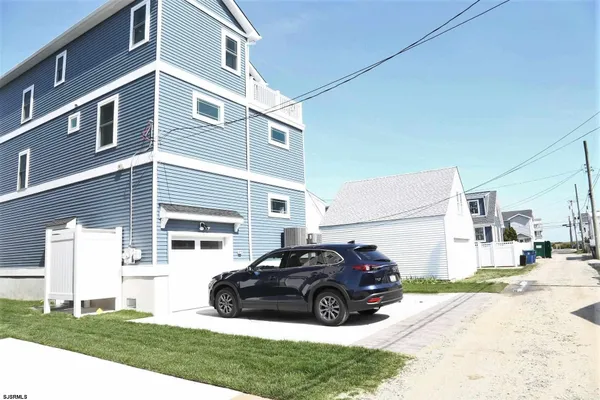 a view of a car garage of the house