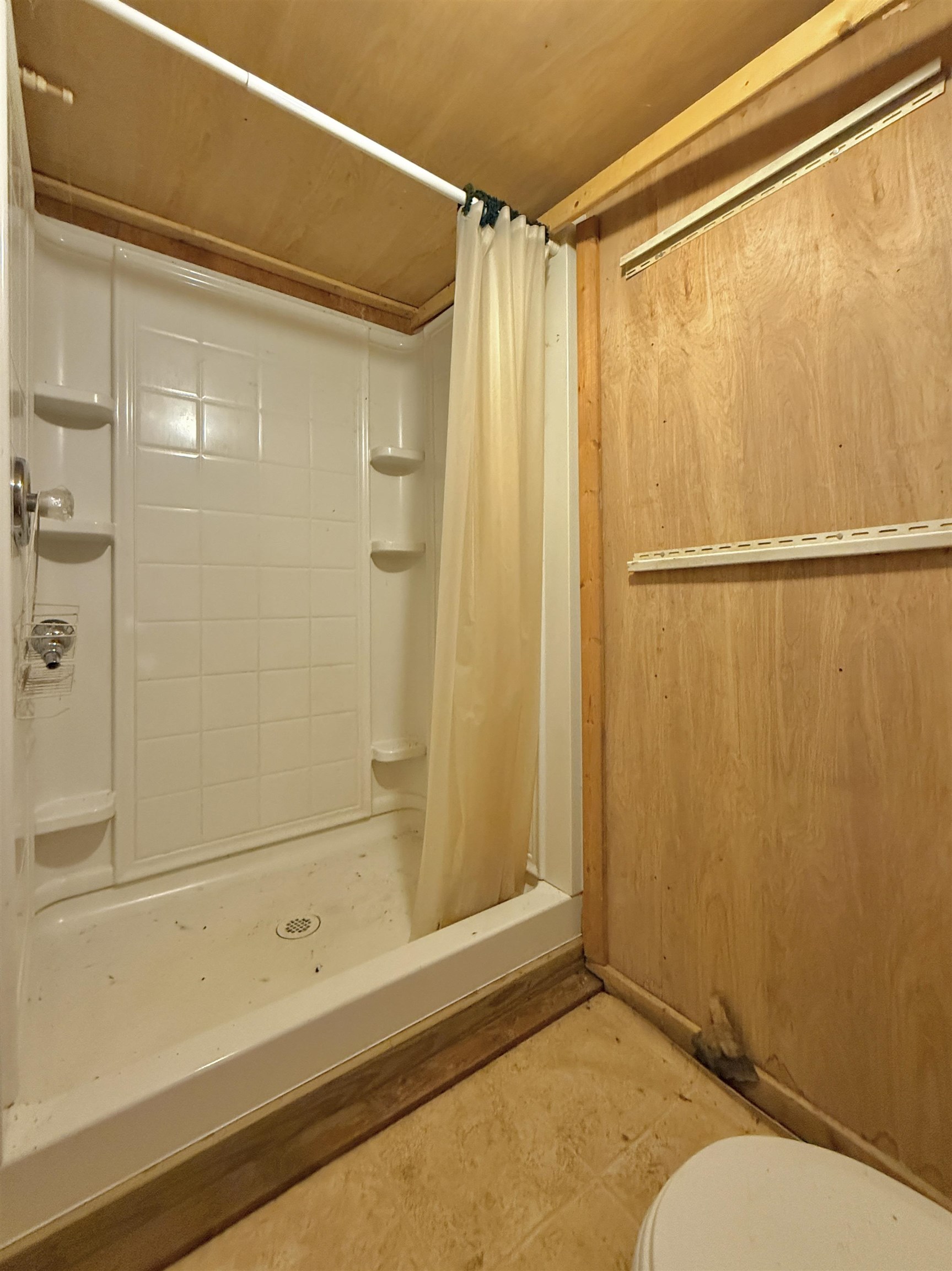 104 Head Of River Road Corbin City, NJ 08270 - Photo 39 of 50 a bathroom with a shower and a tub