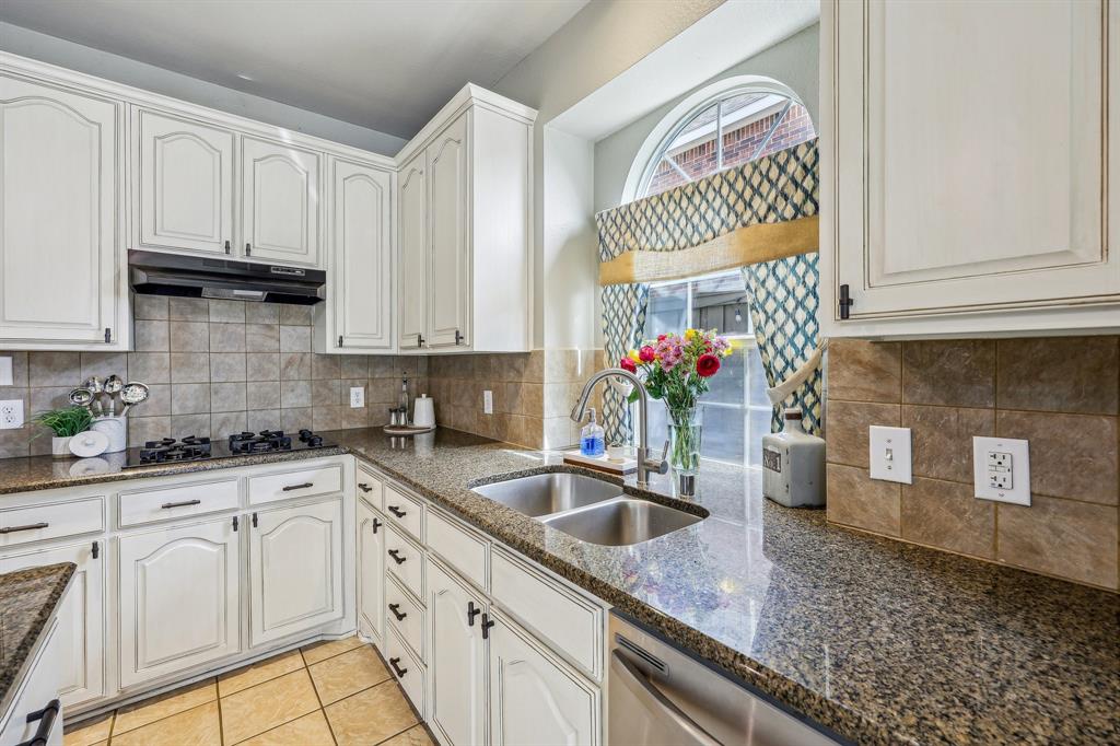 5603 Blazing Star Road Frisco, TX 75036 - Photo 13 of 39 a kitchen with stainless steel appliances granite countertop a sink dishwasher and cabinets with wooden floor