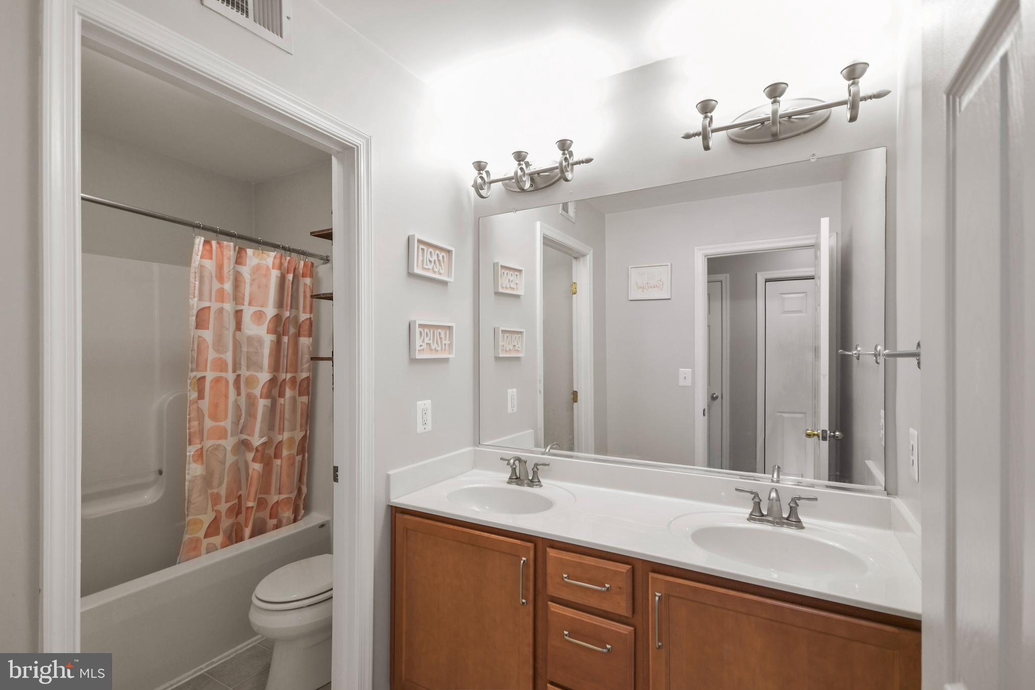 675 Stratton Place Prince Frederick, MD 20678 - Photo 51 of 88 2nd floor hall bathroom
