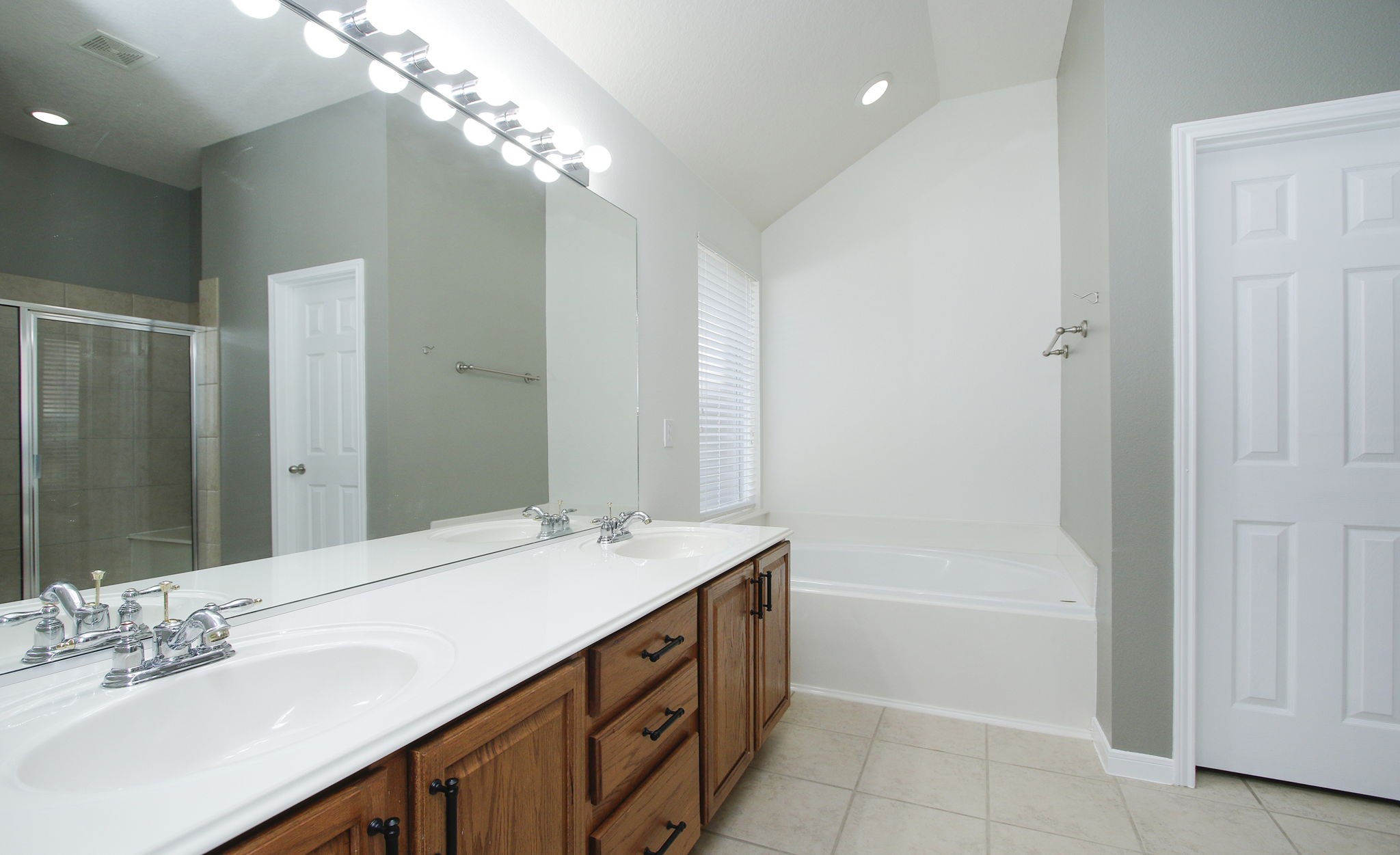 2802 Parkeston Drive Spring, TX 77388 - Photo 26 of 49 a bathroom with a tub sink double and mirror