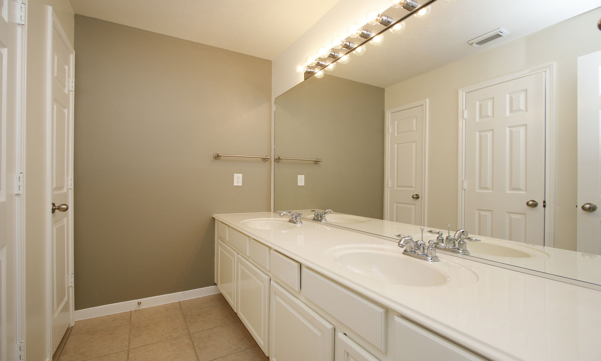 2802 Parkeston Drive Spring, TX 77388 - Photo 32 of 49 a bathroom with a sink and a mirror