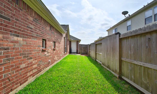 a view of yard with green space