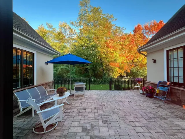 a view of a sitting area with furniture and table