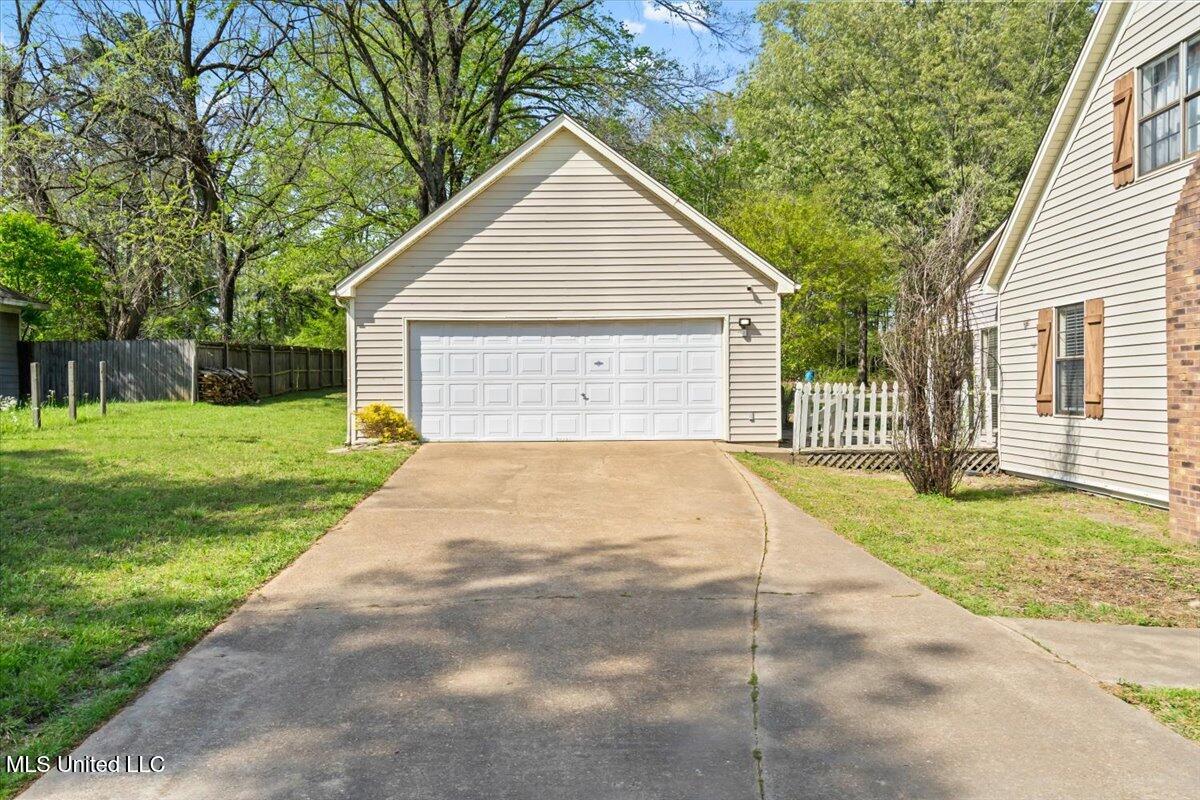 29 Forest Hill Road Byhalia, MS 38611 - Photo 4 of 22 Garage