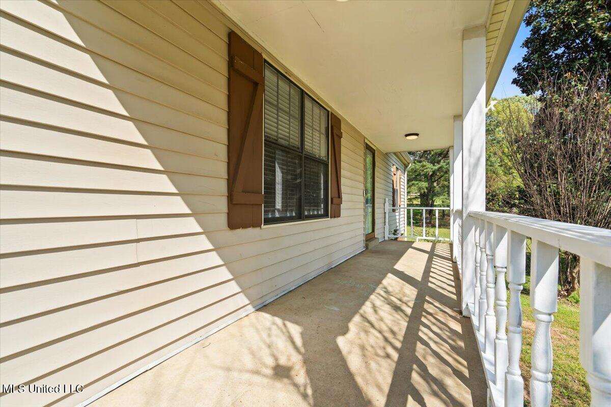 29 Forest Hill Road Byhalia, MS 38611 - Photo 5 of 22 Front Porch