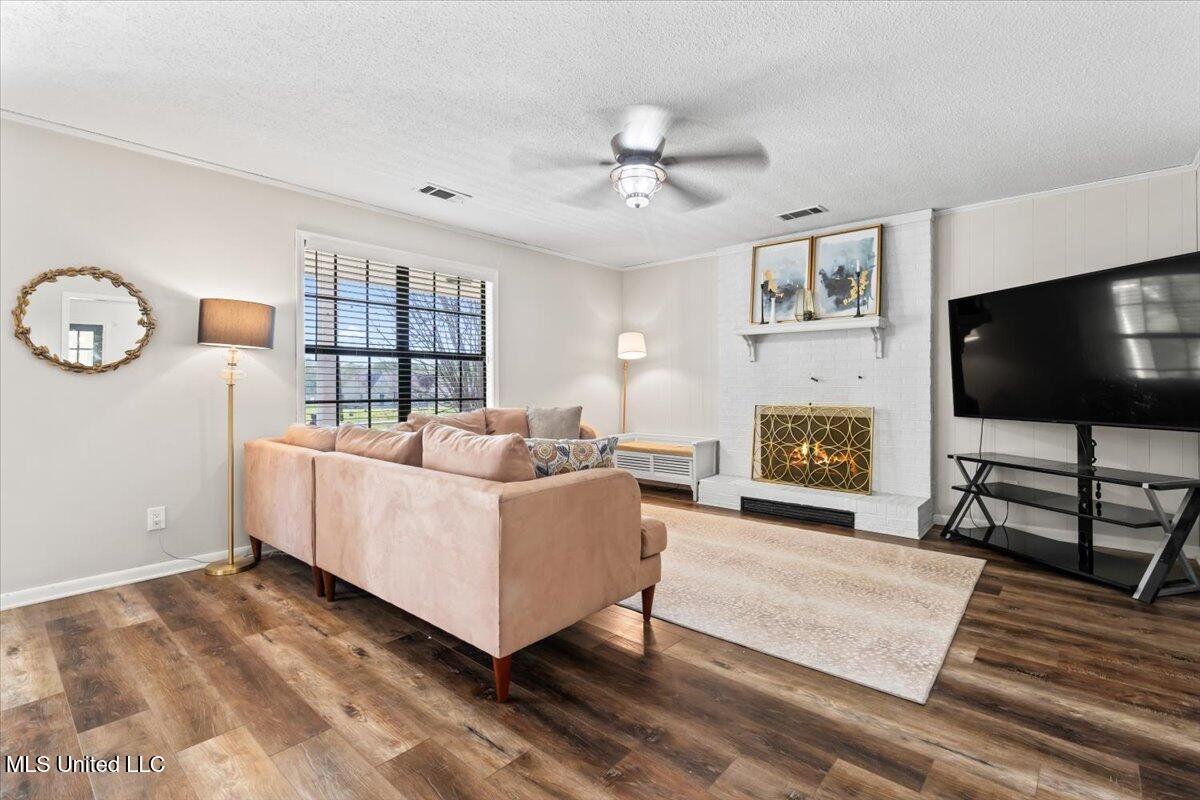 29 Forest Hill Road Byhalia, MS 38611 - Photo 7 of 22 Living Room