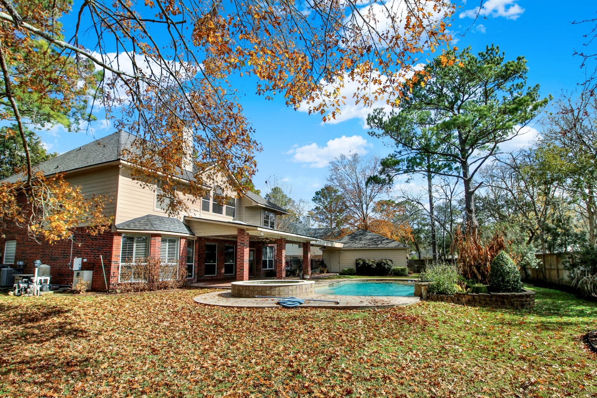601 Forest Bend Lane Friendswood, TX 77546 - Photo 25 of 27 a front view of a house with a yard