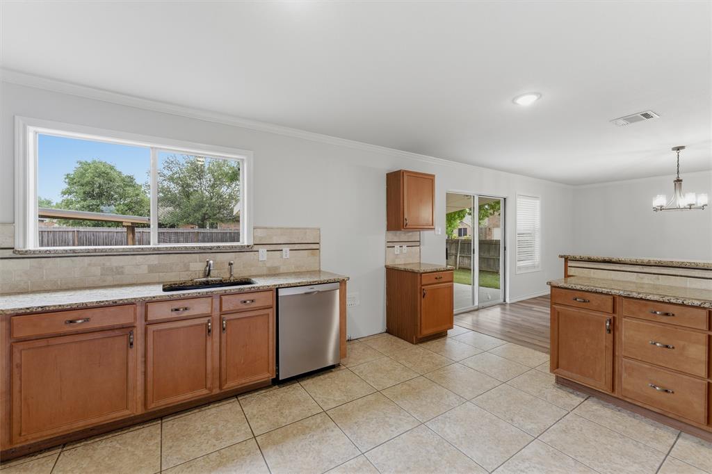 1629 Withers Way Krum, TX 76249 - Photo 8 of 20