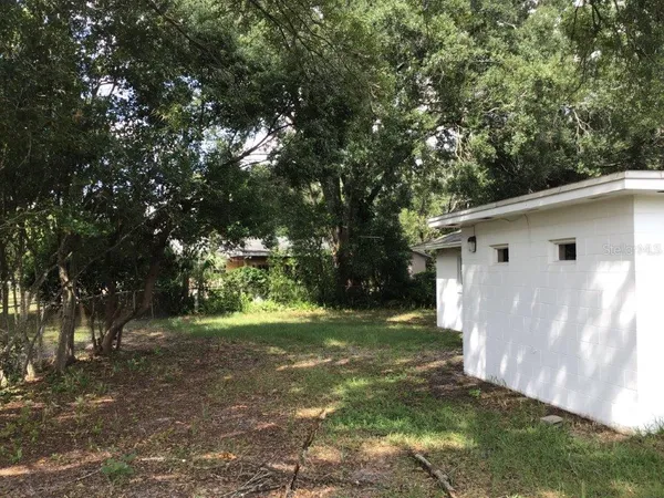 a view of a house with backyard