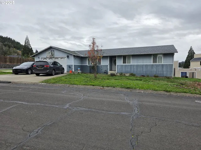 $330,000 | 830 West Kenwood Street, Roseburg, OR 97471