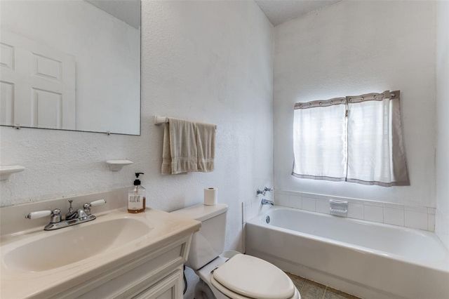 $638,500 | 18025 County Road 4052, Kemp, TX 75143