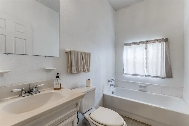 $638,500 | 18025 County Road 4052, Kemp, TX 75143