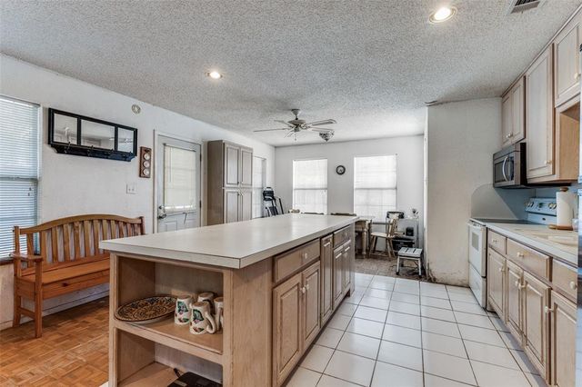 $638,500 | 18025 County Road 4052, Kemp, TX 75143