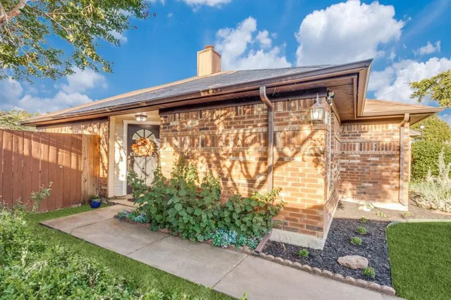a view of backyard with garden