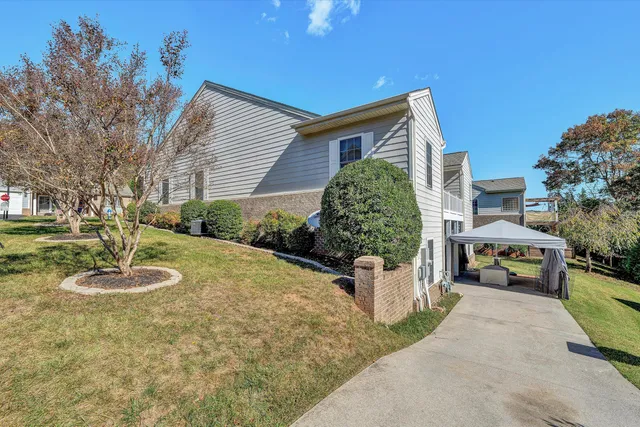 a view of a house with backyard