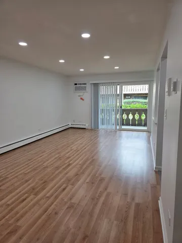 $2,000 | 6 Parkside Court, Unit 2, Vernon Hills, IL 60061