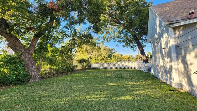 a view of backyard of the house