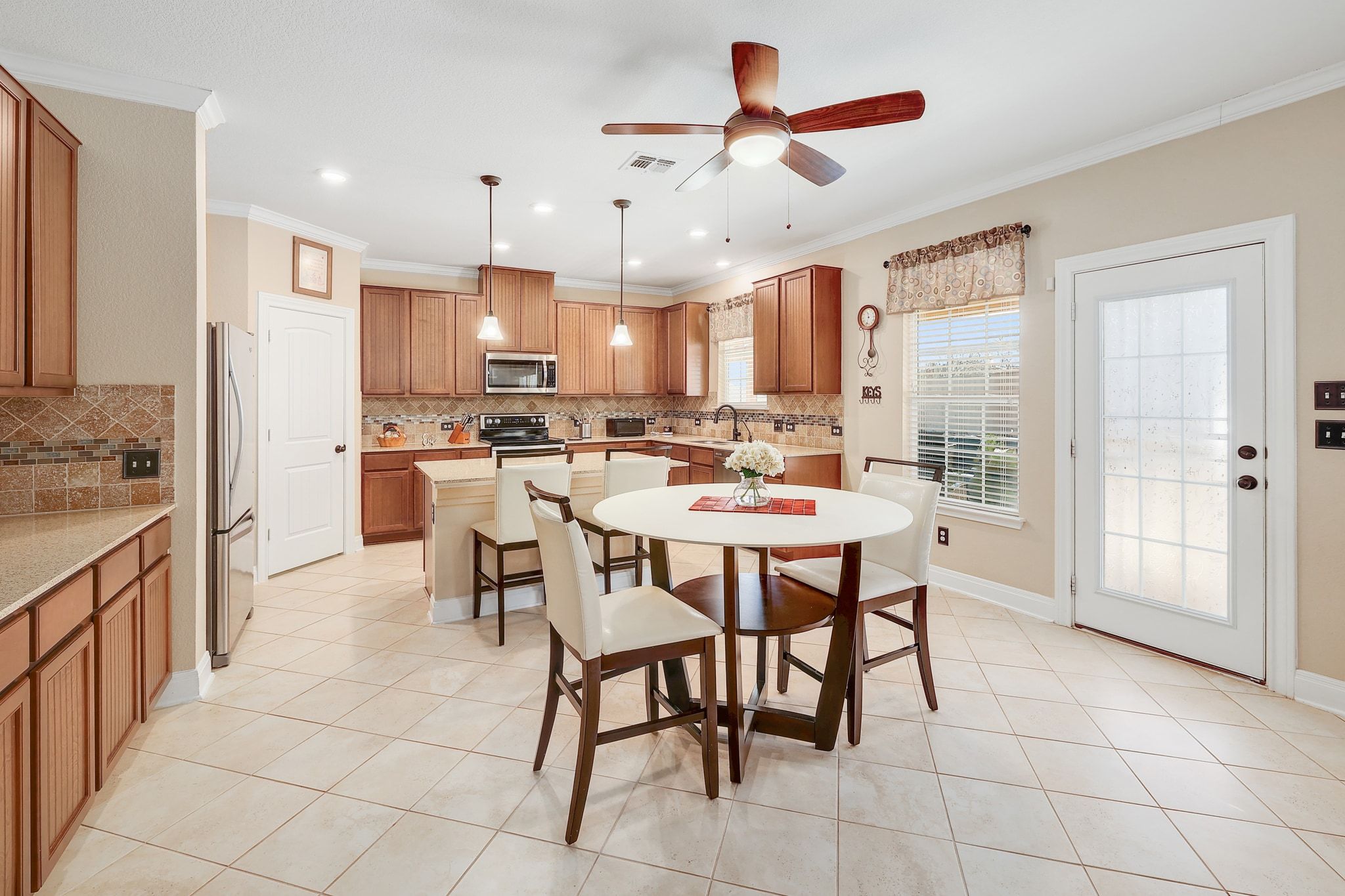 646 Landon Samuel Loop Pflugerville, TX 78660 - Photo 9 of 40 a large kitchen with a table and chairs