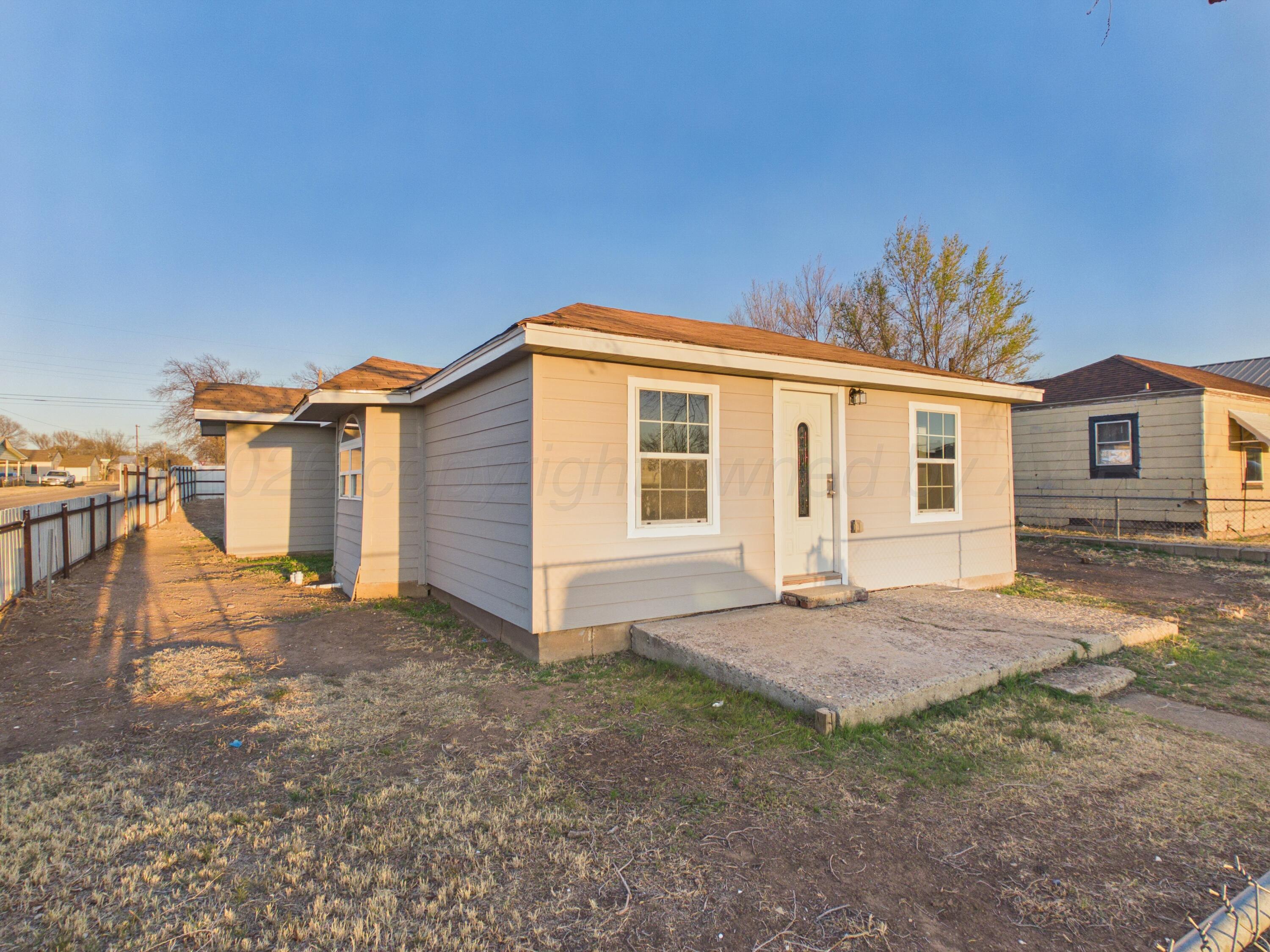 310 North Virginia Street Amarillo, TX 79106 - Photo 1 of 33 front view of a house with a yard
