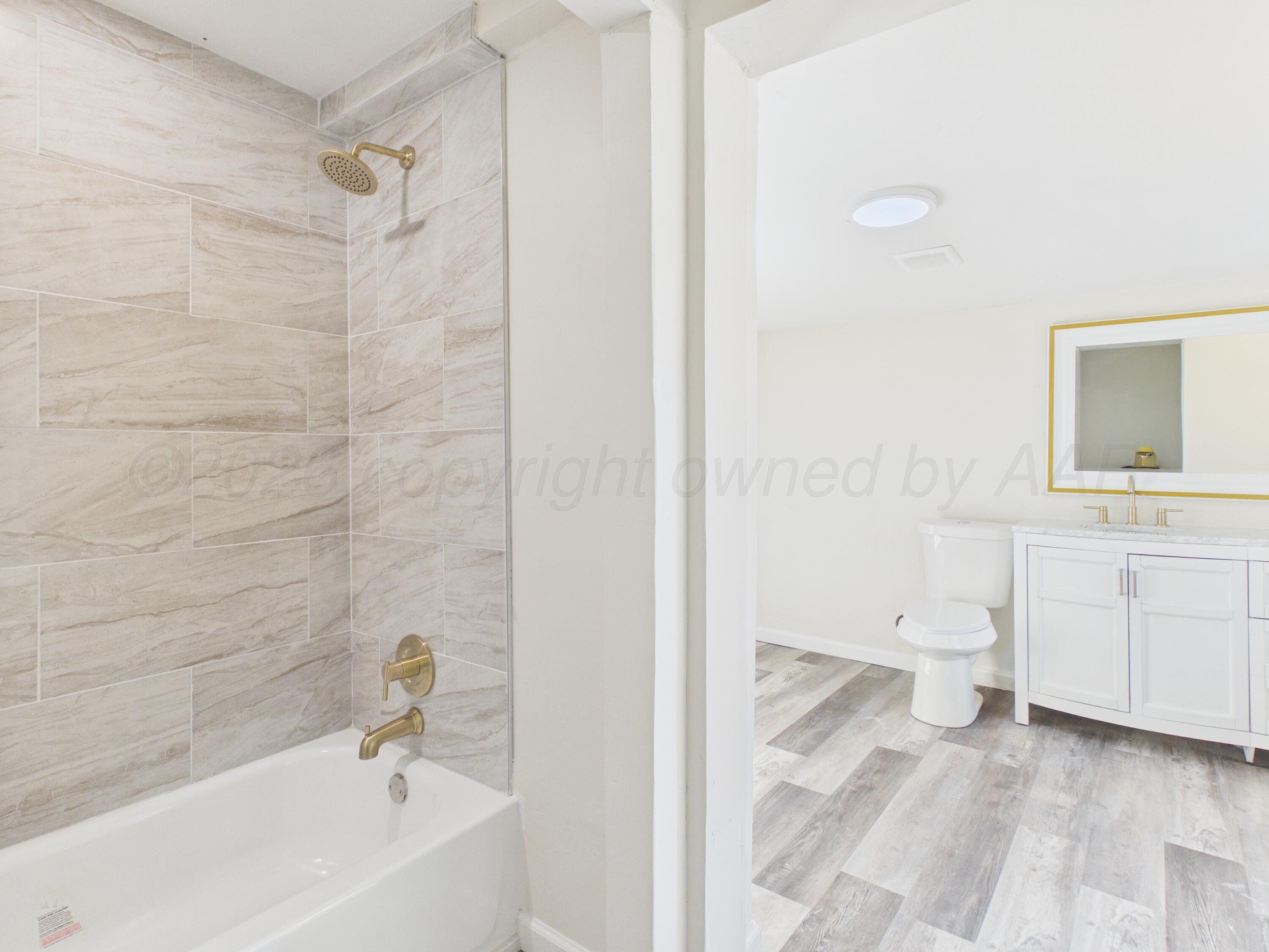 310 North Virginia Street Amarillo, TX 79106 - Photo 11 of 33 a bathroom with a bathtub and a sink