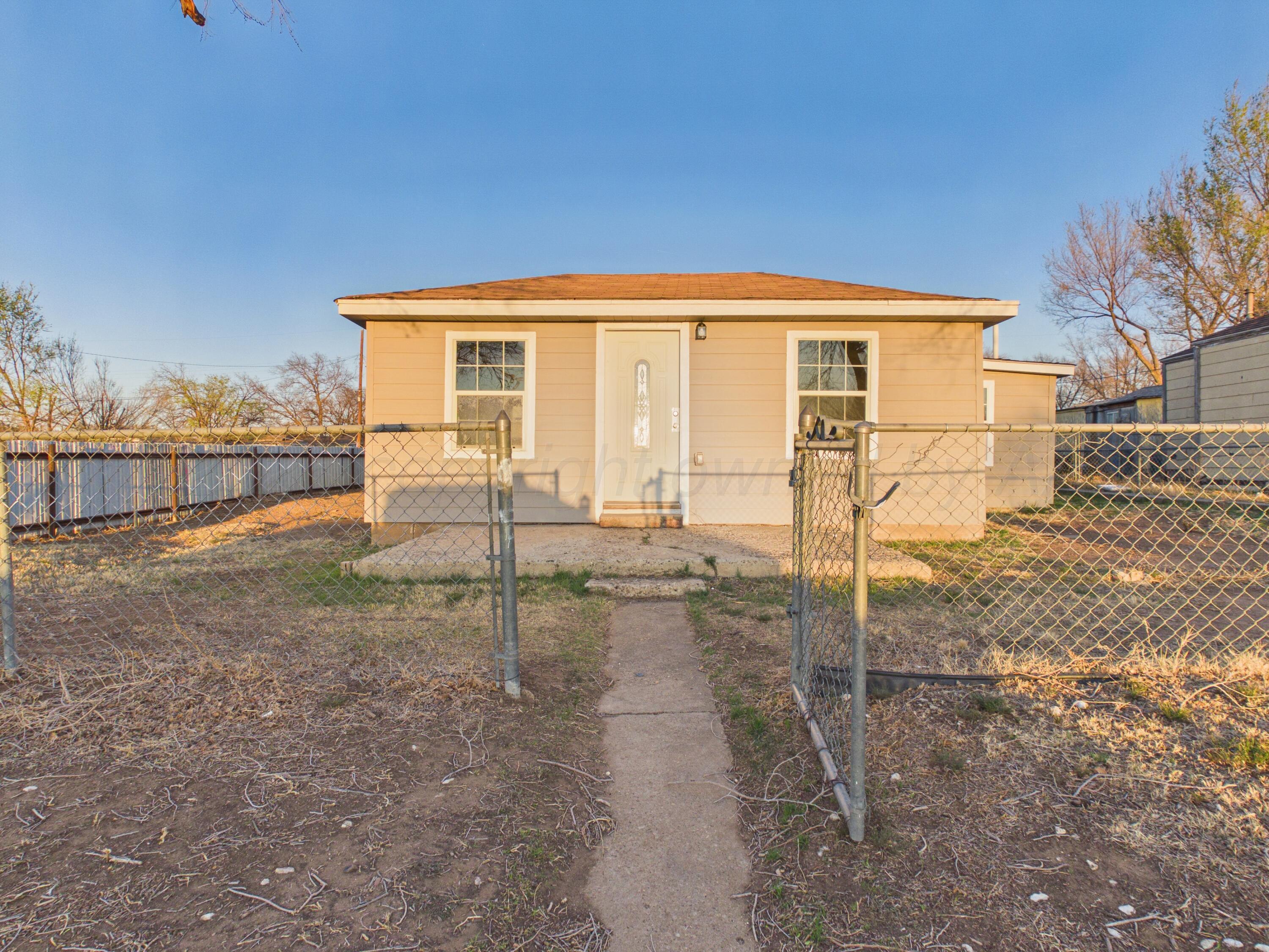 310 North Virginia Street Amarillo, TX 79106 - Photo 2 of 33 a view of a house with backyard