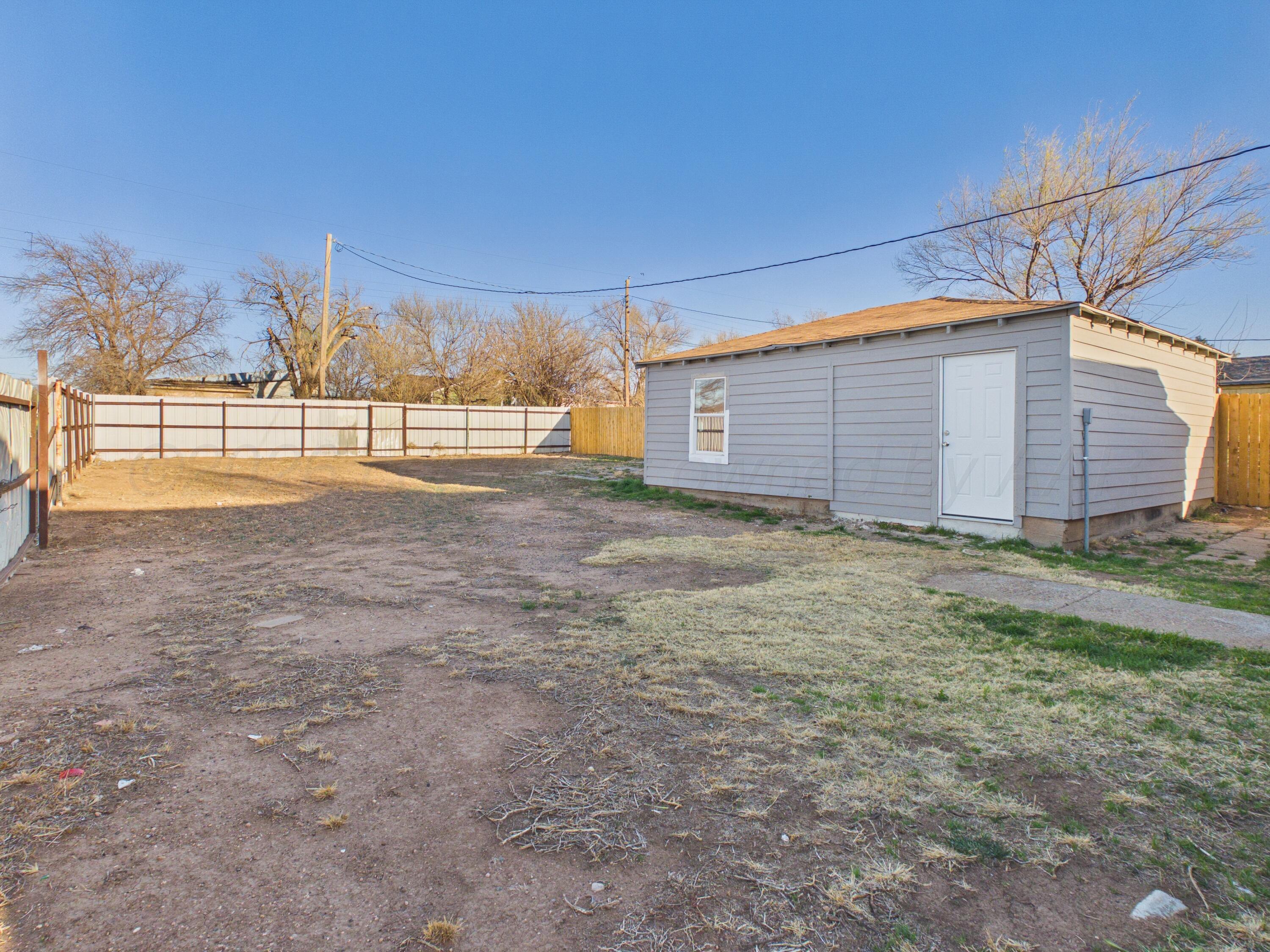 310 North Virginia Street Amarillo, TX 79106 - Photo 28 of 33 a view of backyard of house