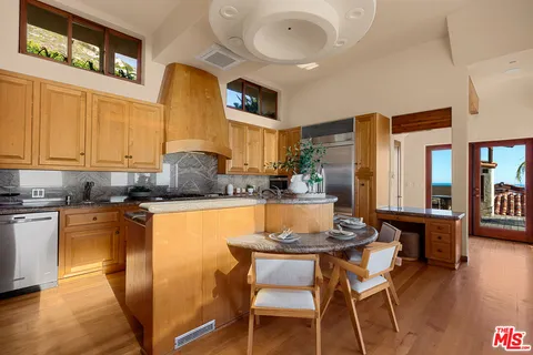 $5,000,000 | 4240 Avenida De La Encinal, Malibu, CA 90265