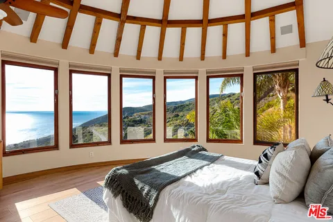 $5,000,000 | 4240 Avenida De La Encinal, Malibu, CA 90265