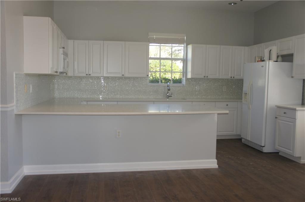 16192 Parque Lane Naples, FL 34110 - Photo 22 of 27 Community Kitchen