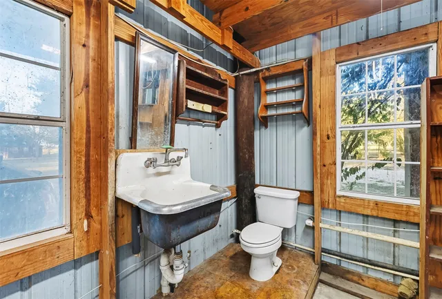 $1,425,000 | 1610 County Road 463, Coupland, TX 78615