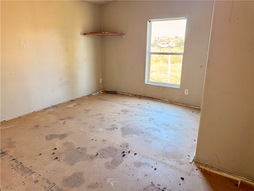 5495 Destiny Way Golden Valley, AZ 86413 - Photo 21 of 48 an empty room with windows