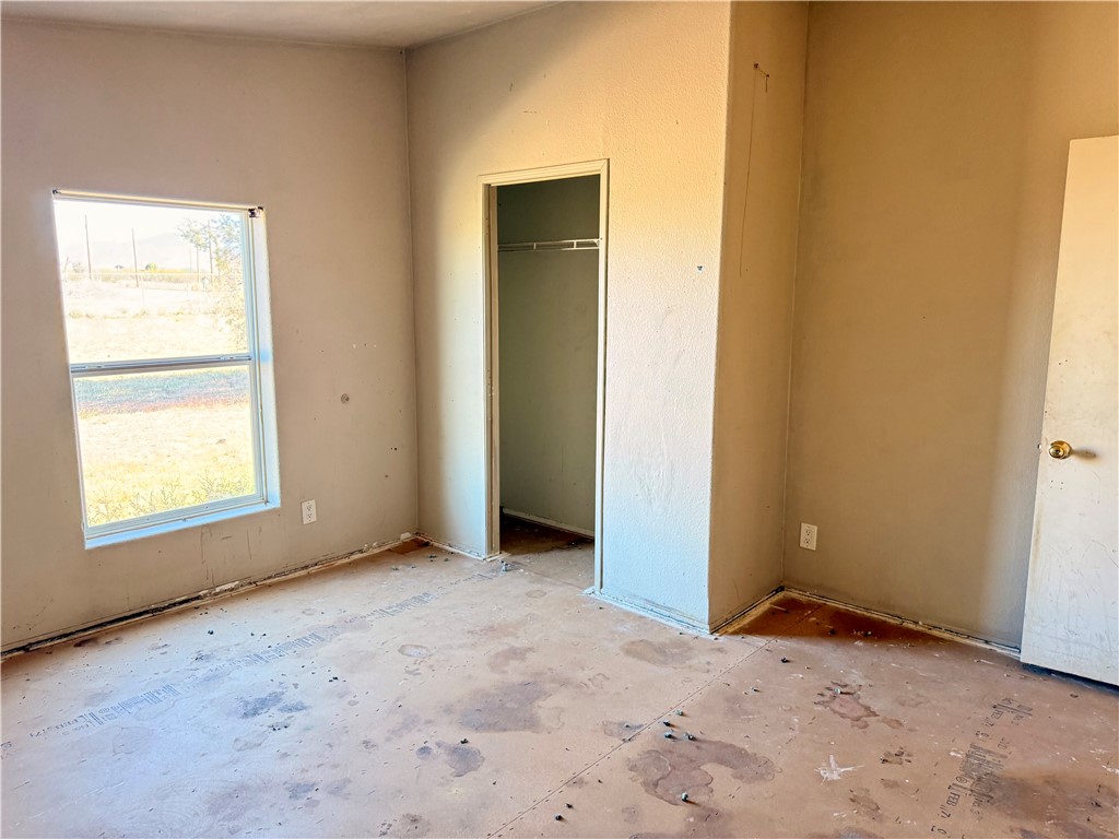 5495 Destiny Way Golden Valley, AZ 86413 - Photo 22 of 48 an empty room with windows and closet