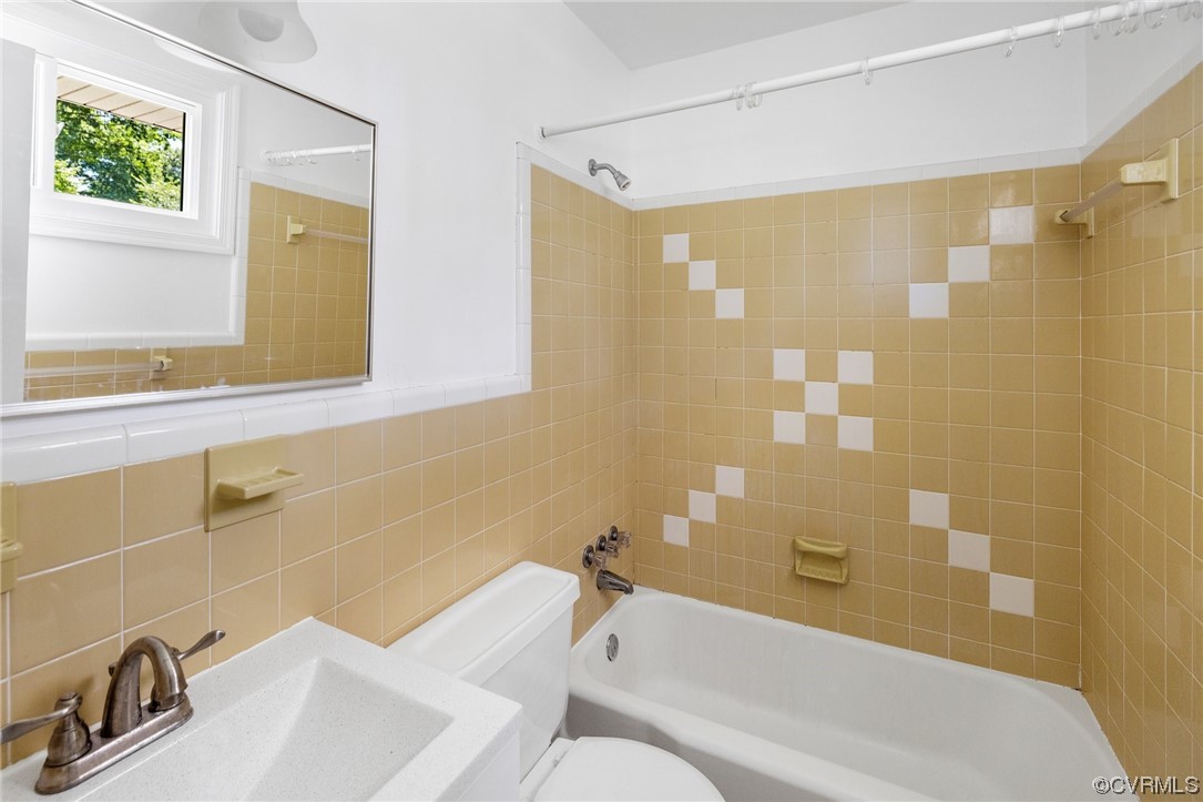 9303 Edson Road Henrico, VA 23229 - Photo 17 of 20 a bathroom with a sink and a bathtub