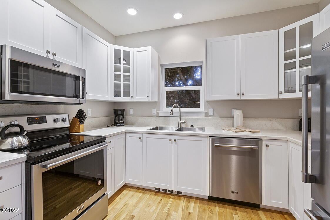 2140 Overleaf Loop Yachats, OR 97498 - Photo 16 of 29 Kitchen