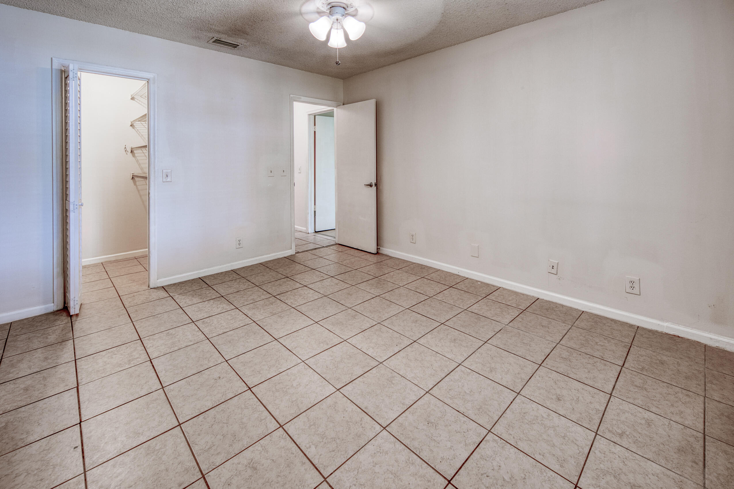 809 North Federal Highway, Unit 3 Lake Worth Beach, FL 33460 - Photo 20 of 31 an empty room with white walls