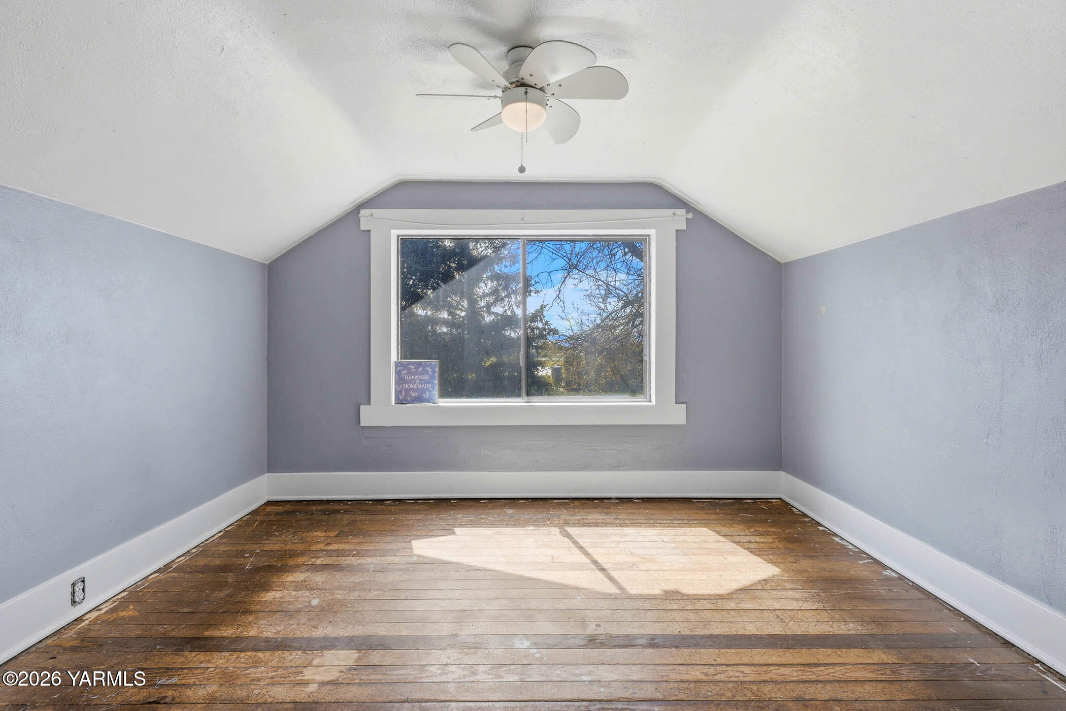 721 Blaine Road Granger, WA 98932 - Photo 19 of 45 a view of empty room with wooden floor and fan