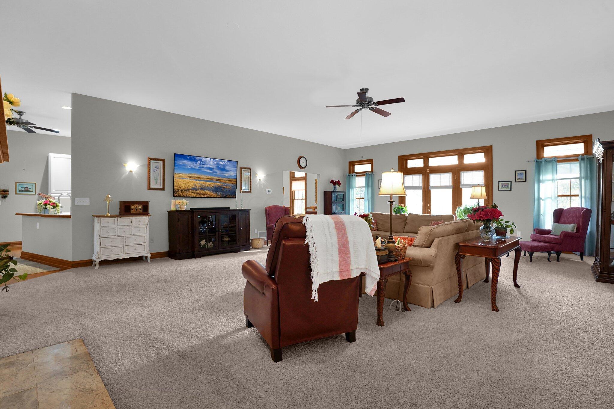 9120 York Road Southwest Etna, OH 43062 - Photo 7 of 42 Living Room