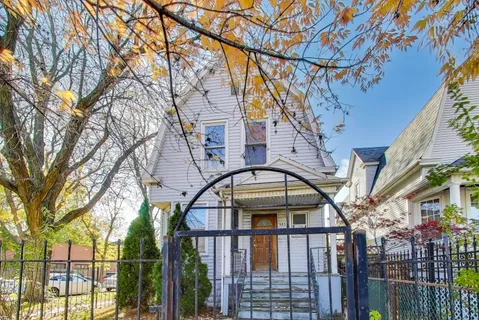 $315,000 | 3835 West Montrose Avenue, Chicago, IL 60618